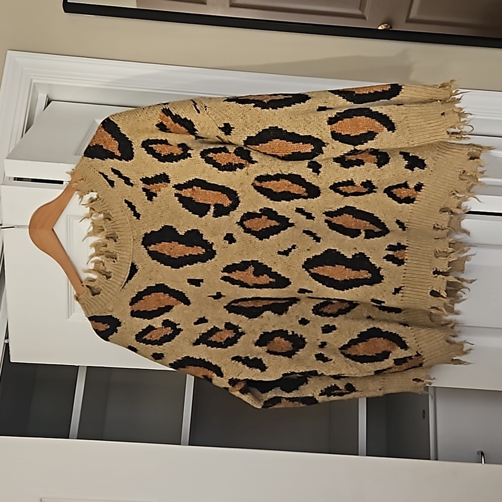 Cheetah  sweater  with  vut ip fringe edge